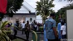 Antusias Warga Yogyakarta Terima Paket Sembako dari Jokowi