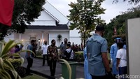 Dalam kesempatan tersebut Presiden Jokowi sempat keluar untuk melihat jalannya pembagian sembako.
