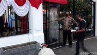 Sebelum masuk ke Gedung Agung warga diwajibkan mencuci tangan menggunakan hand sanitizer. Selanjutnya mereka masuk melalui pintu pemeriksaan dan pengecekan barang bawaan.