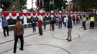Presiden Joko Widodo (Jokowi) membagikan seribu paket sembako kepada warga Yogyakarta. Pembagian yang dilakukan di Gedung Agung ini menerapkan protokol kesehatan COVID-19.
