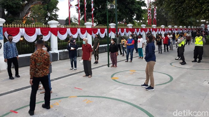 Antusias Warga Yogyakarta Terima Paket Sembako dari Jokowi Presiden Joko Widodo bagikan seribu paket sembako pada warga Yogyakarta. Pembagian itu dilakukan di Gedung Agung dengan terapkan protokol kesehatan.