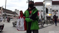 Terpisah, Wakil Wali Kota Yogyakarta, Heroe Poerwadi mengatakan setelah acara di Gedung Agung, Jokowi sempat bertamu di Keraton Ngayogyakarta Hadiningrat. Usai dari Keraton Yogya, Jokowi lalu membagikan ribuan sembako di Gedung Agung. Heroe menyebut pembagian paket sembako di Gedung Agung itu termasuk agenda dadakan. Menurutnya ada seribu paket sembako yang dibagikan dalam kegiatan sore ini.