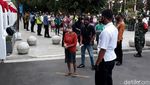 Antusias Warga Yogyakarta Terima Paket Sembako dari Jokowi