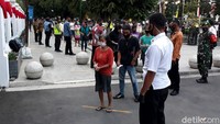 Pantauan detikcom, di Gedung Agung, Yogyakarta, Jumat (28/8), masyarakat mulai mengantre sejak pukul 17.30 WIB.