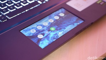 ProArt StudioBook Pro X (W730) dilengkapi dengan ScreenPad 2.0. Diperkuat software terbaru yakni ScreenXpert, ScreenPad 2.0 kini menggunakan layar touchscreen lebih luas yakni 5,65 inci yang menawarkan banyak fitur dan kelebihan. Layar kedua yang interaktif ini bisa meningkatkan produktivitas, memungkinkan pengguna untuk memiliki alur kerja yang lebih efisien. Foto: Adi Fida Rahman/detikINET