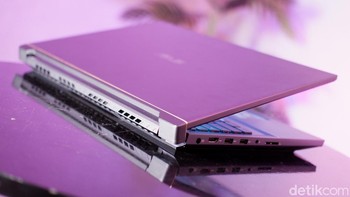 Sistem pendingin di ProArt StudioBook Pro X (W730) juga dilengkapi dengan empat heatpipe yang terhubung ke dua ventilasi udara, yaitu dua di bagian belakang bodinya. Bahan sistem pendinginnya ini diklaim menggunakan bahan khusus yang lebih baik dalam menghantarkan panas, alhasil laptop ini bisa tetap senyap meski sedang bekerja maksimal. Foto: Adi Fida Rahman/detikINET