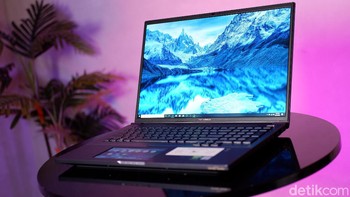 Padahal ProArt StudioBook Pro X (W730) mengusung layar 17 inci dengan screen-to-body ratio hingga 92%.. Foto: Adi Fida Rahman/detikINE