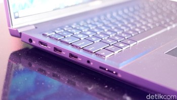 Notebook ini memiliki port yang sangat lengkap di sisi kiri dan kanannya. Foto: Adi Fida Rahman/detikINET