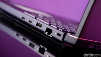 Ada dua port Thunderbolt 3 yang kompatibel dengan berbagai perangkat profesional, baik itu storage berkecepatan tinggi, layar eksternal dengan resolusi 8K, dan sejenisnya. Foto: Adi Fida Rahman/detikINET
