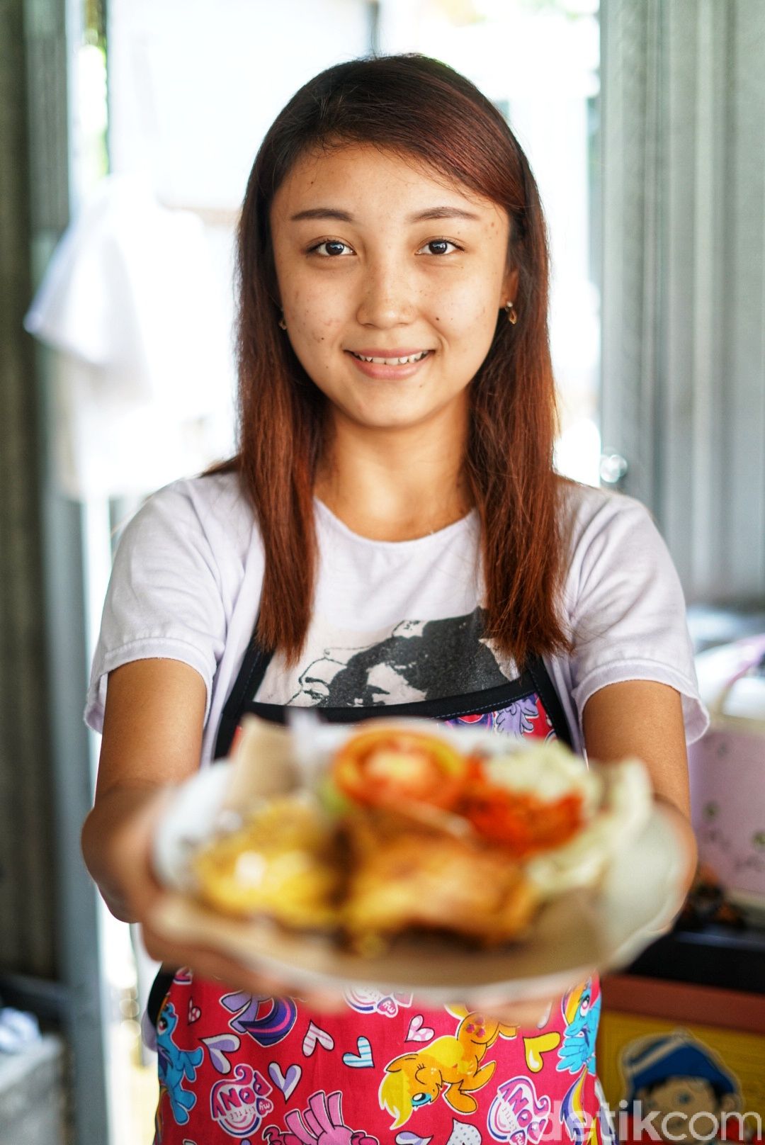 Aviana, penjual ayam geprek cantik