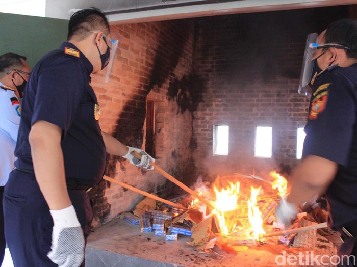 Bea Cukai Blitar Musnahkan 90.909 Batang Rokok Senilai 70 Juta