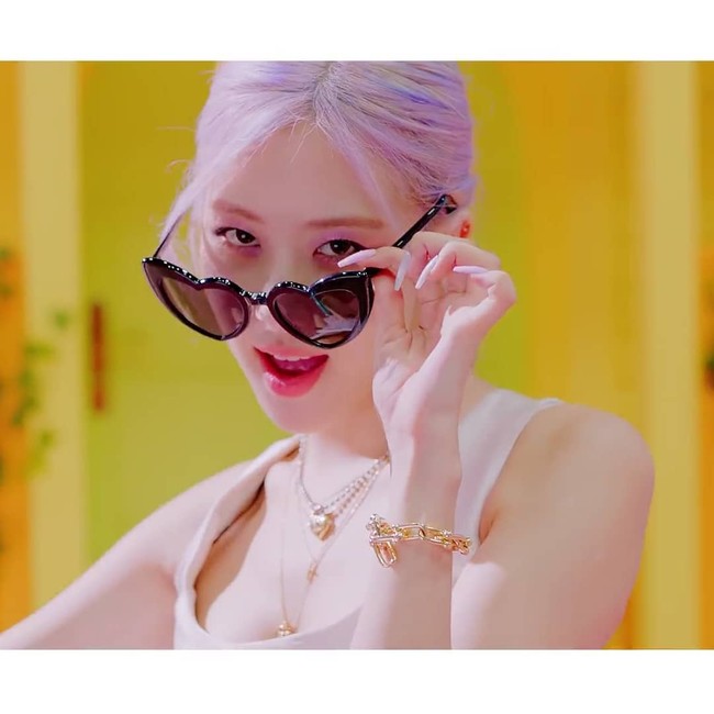 Itulah penampilan Blackpink X Selena Gomez di video klip Ice Cream. Penampilan menggemaskan mereka bisa jadi rekomendasi makeup untuk kalian.  Foto: Youtube