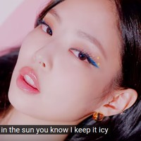 Jennie tampil dengan eyeliner biru yang dipulaskan tegas di bagian ujung terluar mata. Sentuhan aksesori bintang berwarna kuning di bagian mata membuat penampilan Jennie semakin playful. Foto: Youtube