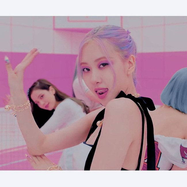 Tak kalah seru dari Jennie, Rose juga tampil dengan eyeshadow bernuansa unicorn. Wanita yang lahir di Selandia Baru itu menggunakan eyeshadow warna ungu di salah satu penampilannya di video klip Ice Cream. Foto: Youtube