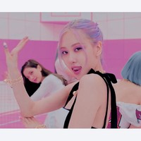 Tak kalah seru dari Jennie, Rose juga tampil dengan eyeshadow bernuansa unicorn. Wanita yang lahir di Selandia Baru itu menggunakan eyeshadow warna ungu di salah satu penampilannya di video klip Ice Cream. Foto: Youtube