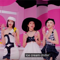 Video klip terbaru Blackpink yang berkolaborasi dengan Selena Gomez berjudul Ice Cream akhirnya rilis hari ini, Kamis (28/8/2020). Sesuai dengan judulnya, dalam video klip tersebut warna-warna yang ditampilkan pun sangat ceria dan colorful, termasuk makeup mereka. Foto: Youtube