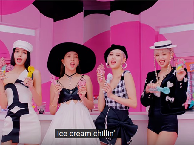 Video klip terbaru Blackpink yang berkolaborasi dengan Selena Gomez berjudul Ice Cream akhirnya rilis hari ini, Kamis (28/8/2020). Sesuai dengan judulnya, dalam video klip tersebut warna-warna yang ditampilkan pun sangat ceria dan colorful, termasuk makeup mereka. Foto: Youtube