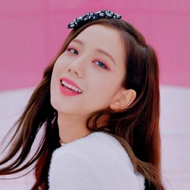 Dalam video Ice Cream tersebut, Jisoo yang tampil paling aman. Seperti biasa, Jisoo tampil dengan makeup manis bernuansa pink. Foto: Youtube