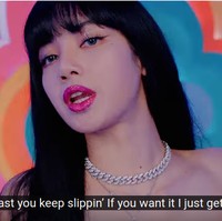 Sementara Lisa memainkan warna makeup pada lipstiknya. Lisa menggunakan lipstik fuchsia dengan glitter. Seluruh kelopak matanya pun menggunakan eyeshadow dengan efek glitter. Foto: Youtube