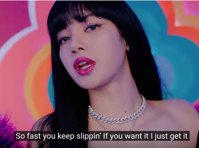 Sementara Lisa memainkan warna makeup pada lipstiknya. Lisa menggunakan lipstik fuchsia dengan glitter. Seluruh kelopak matanya pun menggunakan eyeshadow dengan efek glitter. Foto: Youtube