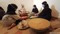 Diketahui, sebanyak 1.050 porsi bubur asyura dibagikan warga yang merupakan rangkai acara dari Buka Luwur Sunan Kudus. Dian Utoro Aji/Dok.Detikcom.