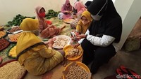 Nama bubur Asyura tidak asing lagi bagi warga sekitar Menara Kudus. Bubur asyura biasanya dibagikan warga pada tanggal 9 Muharram. Dian Utoro Aji/Dok.Detikcom.