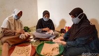 Panitia pembuatan bubur asyura, Mufichah menjelaskan pembuatan bubur asyura membutuhkan sembilan pokok utama. Di antaranya ada beras, jagung, ketela pohon, ubi jalar, kacang hijau, kacang tolo, kacang tanah, kedelai, dan ketela pohon. Bubur asyura lalu diberi sembilan bahan tambahan yakni tahu, tempe, udang, lombok, hingga kecambah. Dian Utoro Aji/Dok.Detikcom