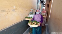 Warga membagikan bubur asyura di kompleks Masjid Menara Kudus yang berada di Desa Kauman, Kudus, Jawa Tengah, Jumat (28/8/2020). Dian Utoro Aji/Dok.Detikcom.