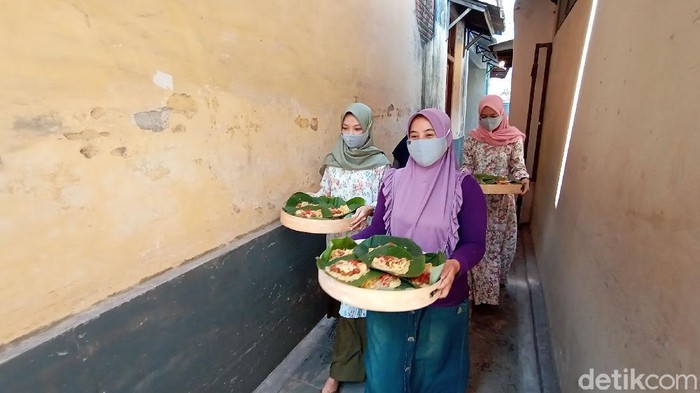1.050 porsi bubur Asyura dibagikan kepada warga di sekitar kompleks Menara, Masjid, dan Makam Sunan Kudus. Ini merupakan rangkaian acara Buka Luwur Sunan Kudus.