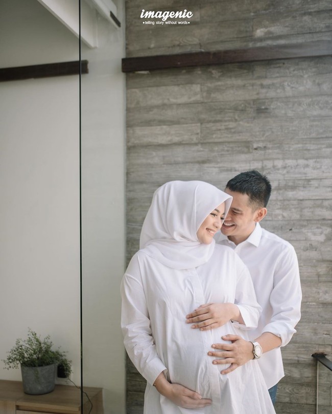 Tampil mesra di pemotretan kehamilan, Rezky Aditya memeluk Citra Kirana dari belakang sambil memegang perut buncit sang istri. Foto: Instagram @imagenic.