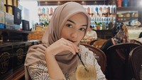 Pesinetron Tukang Bubur Naik Haji ini juga hobi nongkrong di kafe. Salah satunya di butik teh yang menjual beragam teh premium. Foto: Instagram citraciki