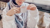 Kalau ini senyum manis Ciki ketika minum hot chocolate di Paris. Saat itu ia tengah bulan madu bersama Rezky. Foto: Instagram citraciki