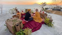 Begini momen seru sarapan Ciki dan Rezky di atas awan. Mereka sedang liburan di resort mewah yang ada di Magelang, Jawa Tengah. Foto: Instagram citraciki