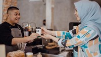 Saat hamil besar, aktris 26 tahun ini masih senang minum kopi. Ia mampir ke salah satu coffee shop sahabatnya. Foto: Instagram citraciki