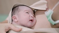 Inilah momen berharga untuk Rezky. Ia memeluk anak laki-lakinya yang diberi nama Keene Atharrazka Adhitya. Foto: Instagram citraciki