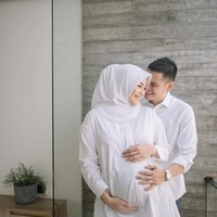 Tampil mesra di pemotretan kehamilan, Rezky Aditya memeluk Citra Kirana dari belakang sambil memegang perut buncit sang istri. Foto: Instagram @imagenic.