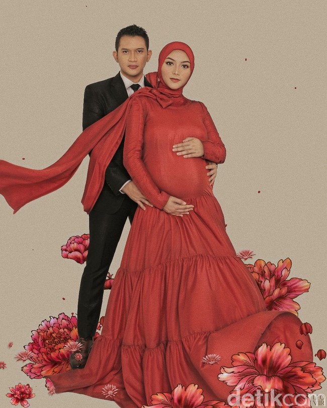 Selain bernuansa serba putih, Citra Kirana dan Rezky juga pernah mengadakan sesi foto saat usia kandungan menginjak 31 minggu. Dalam sesi foto tersebut, Ciki tampak anggun menggunakan dress merah karya Sapto Djojokartiko.  Foto: Dok. Instagram @leovir_.