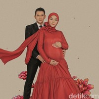 Selain bernuansa serba putih, Citra Kirana dan Rezky juga pernah mengadakan sesi foto saat usia kandungan menginjak 31 minggu. Dalam sesi foto tersebut, Ciki tampak anggun menggunakan dress merah karya Sapto Djojokartiko.  Foto: Dok. Instagram @leovir_.