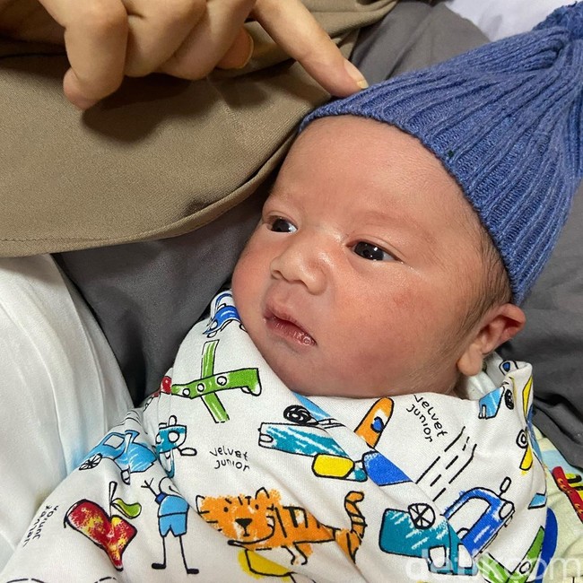 Alhamdulillahirobbilallamin Assalamualaikum temen2 semuaa... Telah lahir putra pertama kami Keene Atharrazka Adhitya @keeneatharrazka hari ini 28 agustus 2020 dengan sehat dan selamat di @rsiabinamedika, alhamdulillah. Doain semoga athar menjadi anak yang soleh , berbakti sama mama papa dan menyenangkan hati semua org yaaa om tante kakak2 ♥️ #masyaallahtabarakallah., tulis Citra Kirana yang menamani bayinya Keene Atharrazka Adhitya. Foto: Dok. Instagram @thereal_rezkyadhitya