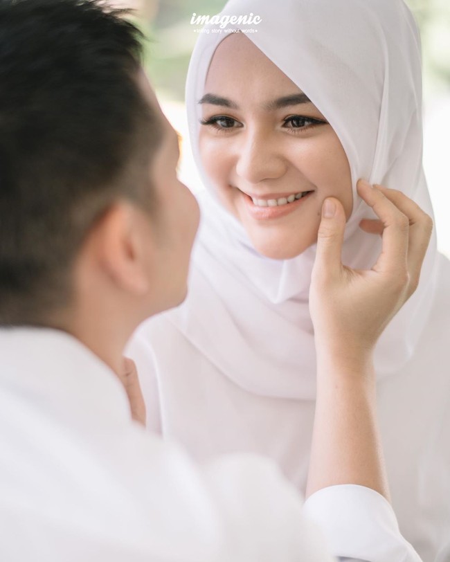 Awalnya Citra Kirana diperkirakan akan melahirkan pada 1 September 2020. Namun rencana tersebut mendadak berubah karena setelah memeriksakan diri ke dokter, air ketubannya sudah berwarna agak keruh. Ciki dan Rezy Aditya pun memutuskan melahirkan bayi mereka lebih cepat dari jadwal. Foto: Instagram @imagenic.