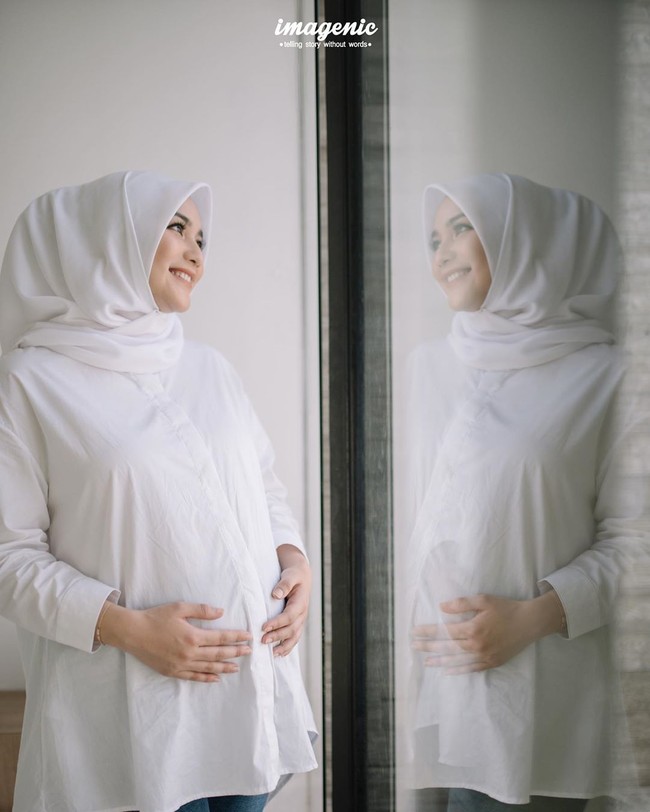 Setelah melahirkan Citra Kirana pun berniat menurunkan berat badan secara sehat. Dia tidak mau membiarkan dirinya kelaparan karena diet ketat. Foto: Instagram @imagenic