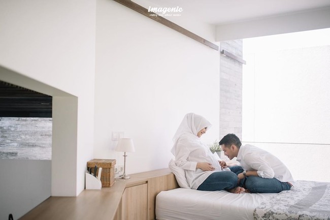 Citra Kirana dan Rezky Aditya sempat melakukan sesi foto kehamilan sebelum sang putra lahir. Tema pemotretan maternity yang dilakukan keduanya adalah serba putih di dalam ruangan kamar tidur. Momen foto kehamilan Ciki ini diabadikan oleh fotografer langganan selebgram Imagenic. Foto: Instagram @imagenic.