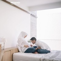 Citra Kirana dan Rezky Aditya sempat melakukan sesi foto kehamilan sebelum sang putra lahir. Tema pemotretan maternity yang dilakukan keduanya adalah serba putih di dalam ruangan kamar tidur. Momen foto kehamilan Ciki ini diabadikan oleh fotografer langganan selebgram Imagenic. Foto: Instagram @imagenic.