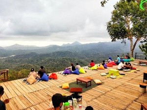 Asyiknya Bisa Ngopi Beratapkan Langit di Kulon Progo