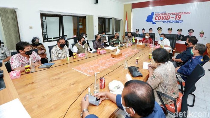 Kasus COVID-19 di klaster Ponpes Darussalam, Banyuwangi mendapat perhatian khusus dari Kementrian Kesehatan. Kemenkes akan melakukan supervisi dalam penanganan COVID-19 di ponpes ini.