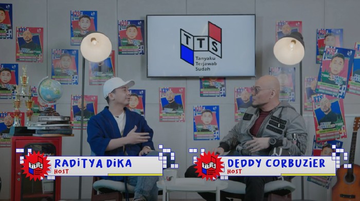 Raditya Dika dan Deddy Corbuzier dalam tayangan YouTube CXO Media.