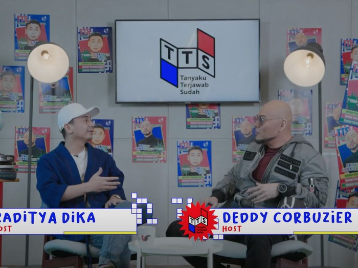 Raditya Dika dan Deddy Corbuzier dalam tayangan YouTube CXO Media.