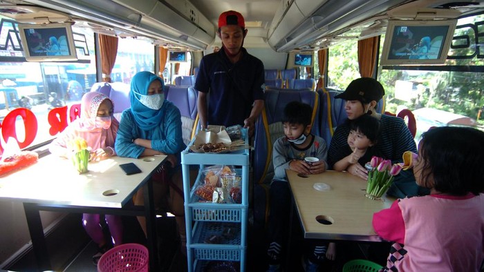 Di Pemalang Ada Bus Wisata yang Disulap Jadi Angkringan Lho Ada yang unik nan menarik saat berkunjung ke Pemalang. Di sana wisatawan dapat berkeliling kota dengan menaiki bus wisata yang dilengkapi dengan angkringan.