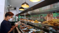 Makanan siap saji diberikan secara gratis oleh pemilik warung.