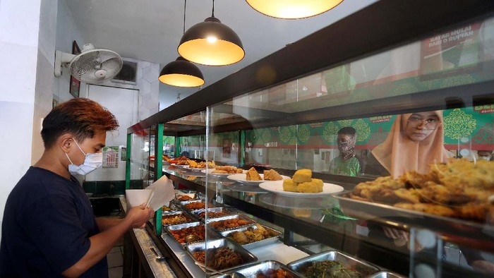 Di tengah pandemi COVID-19 ini, sebuah Warteg di Jalan Jati Waringin Raya, Jakarta, menebar kebaikan. Mereka memberikan makan gratis bagi warga yang berpuasa.